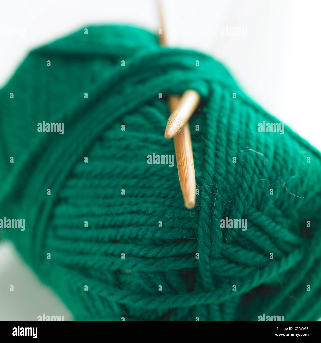 Aiguille à tricoter et une pelote de laine Banque D'Images