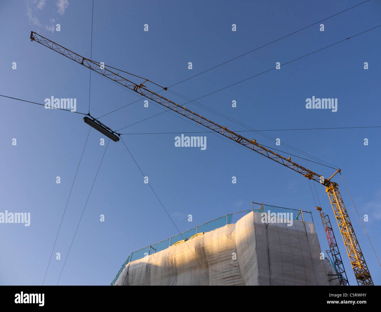 Allemagne, Munich, vue sur le bâtiment crane contre le ciel bleu Banque D'Images