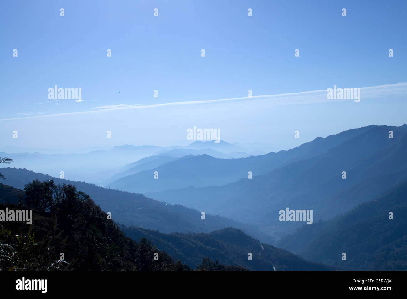 Tôt le matin bleu paysage des montagnes près de Pokhara, Népal, Région de l'Ouest Banque D'Images