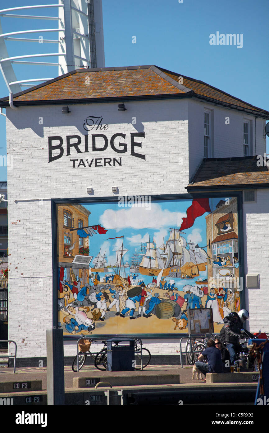 Peinture sur le côté de la Taverne du pont avec la tour Spinnaker en arrière-plan, Portsmouth, Hampshire Royaume-Uni en juin Banque D'Images