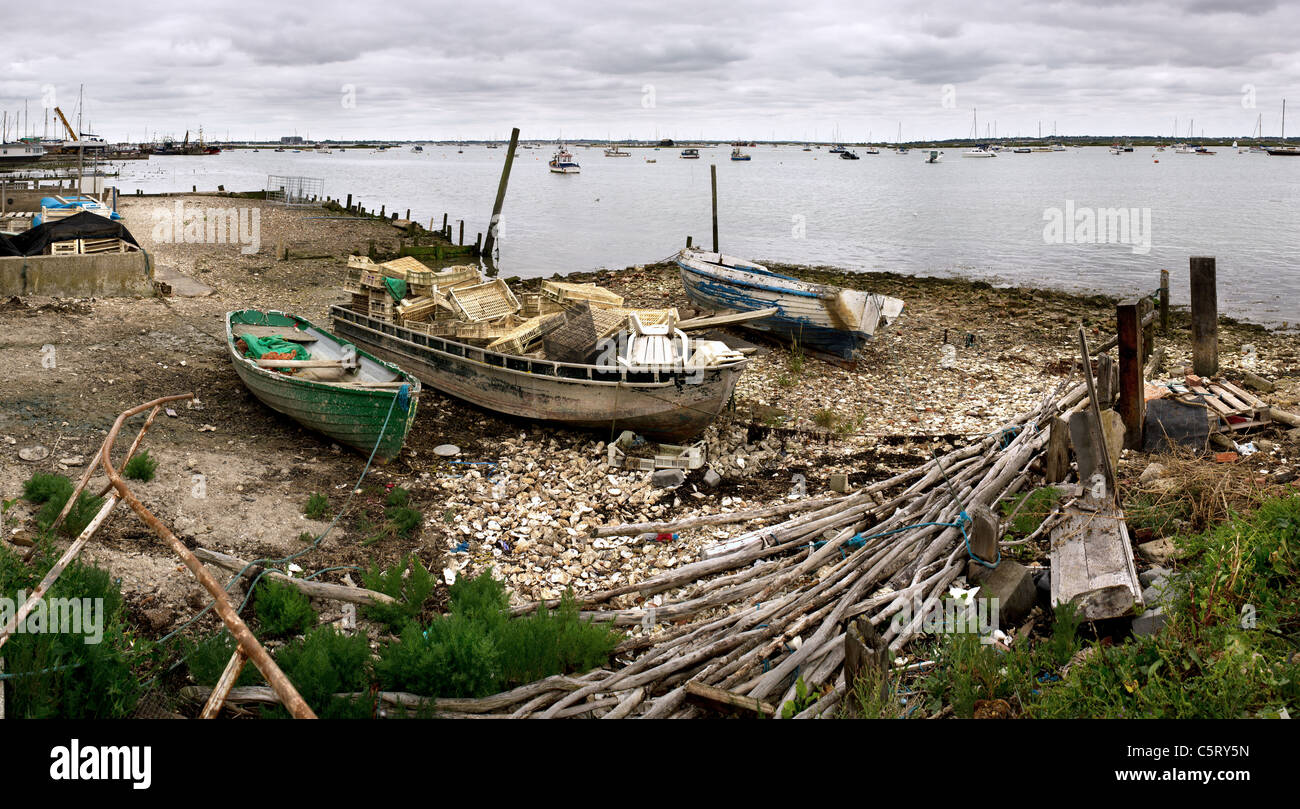 Bateaux abandonnés sur l'estran de l'île de Mersea dans l'Essex. Banque D'Images