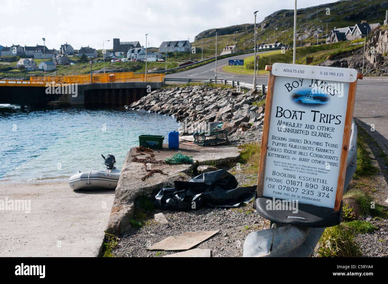 Un panneau à Castlebay harbour sur Barra pour la chasse et des excursions en bateau pour certaines des plus petites îles des Hébrides extérieures Banque D'Images