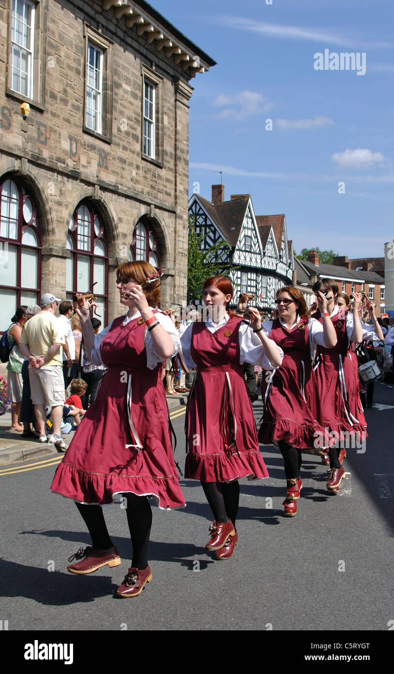 Morris Dancers à la parade à la Warwick Folk Festival, Warwickshire, UK Banque D'Images