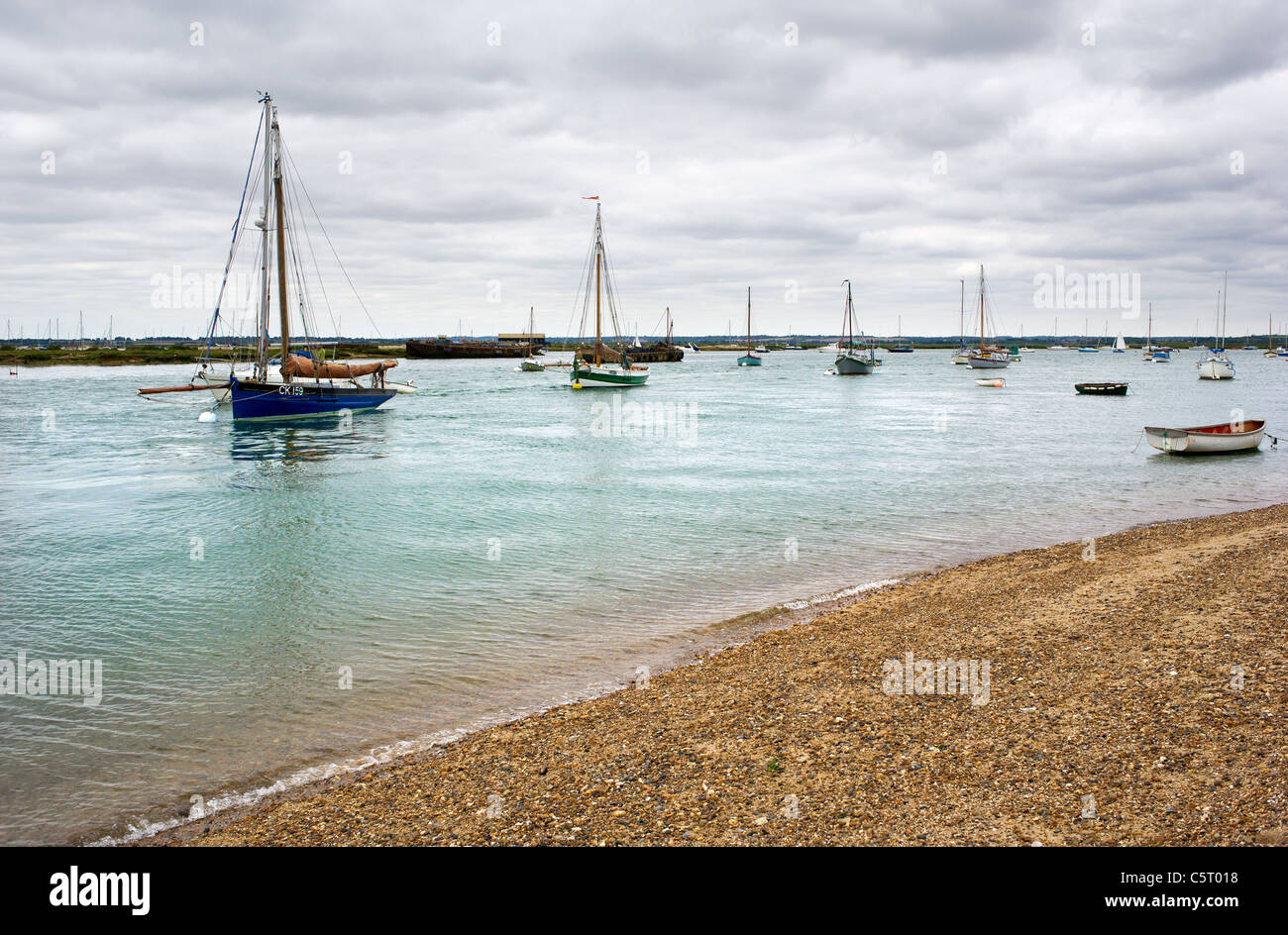 Voiliers au large de la côte de l'île de Mersea dans l'Essex. Banque D'Images Voiliers au large de la côte de l'île de Mersea dans l'Essex. Banque D'Images