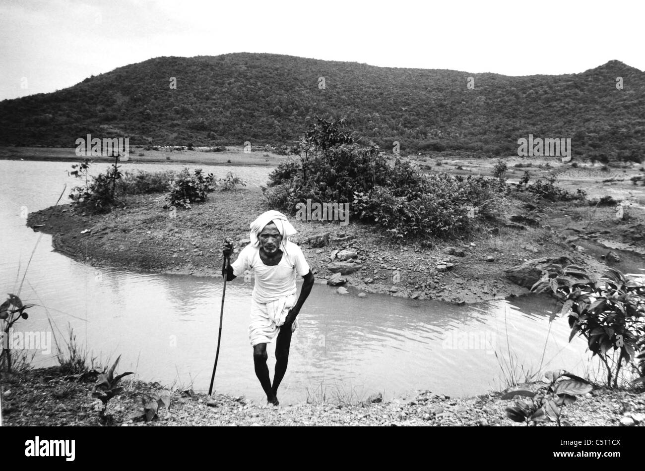 Un homme d'un village de la colline dans le district de Puri Orissa en Inde les lacs autour de son village avec l'aide d'Oxfam en Asie Banque D'Images