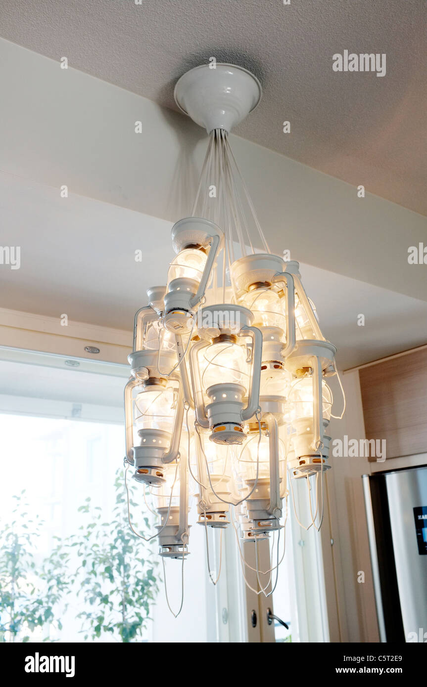 Un luminaire lampe faite de lanternes. Fait par designer finlandaise Paola Suhonen. Août 2011, Villejuif, France. Banque D'Images
