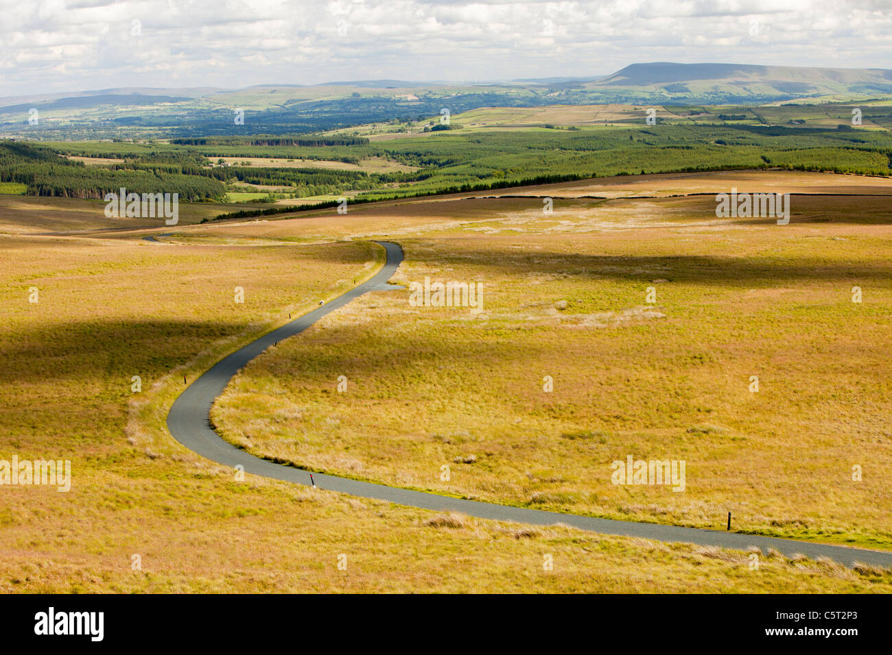 Un moorland road sur Knotts Bowland dans l'auge de Bowland, regardant vers la vallée de Ribble, Lancashire, Royaume-Uni. Banque D'Images