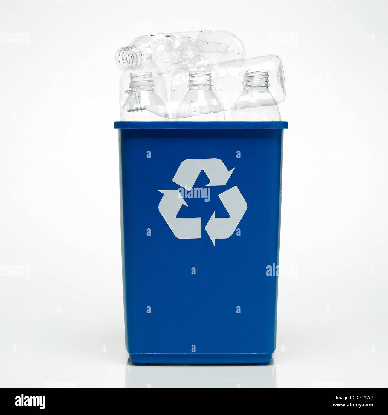 Les bouteilles en plastique à l'intérieur d'un bac de recyclage Banque D'Images