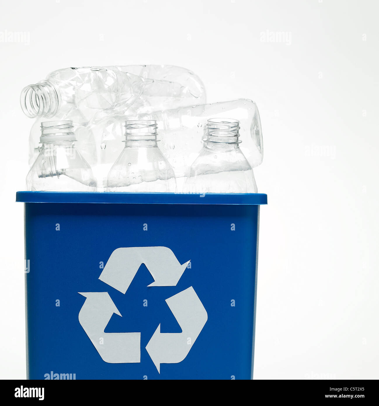 Les bouteilles en plastique à l'intérieur d'un bac de recyclage Banque D'Images