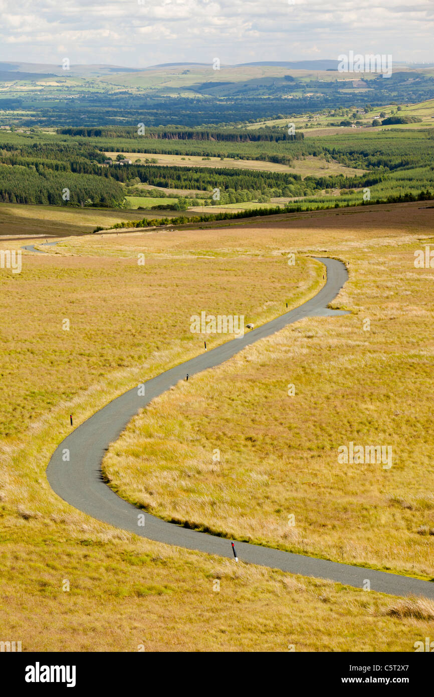 Un moorland road sur Knotts Bowland dans l'auge de Bowland, regardant vers la vallée de Ribble, Lancashire, Royaume-Uni. Banque D'Images