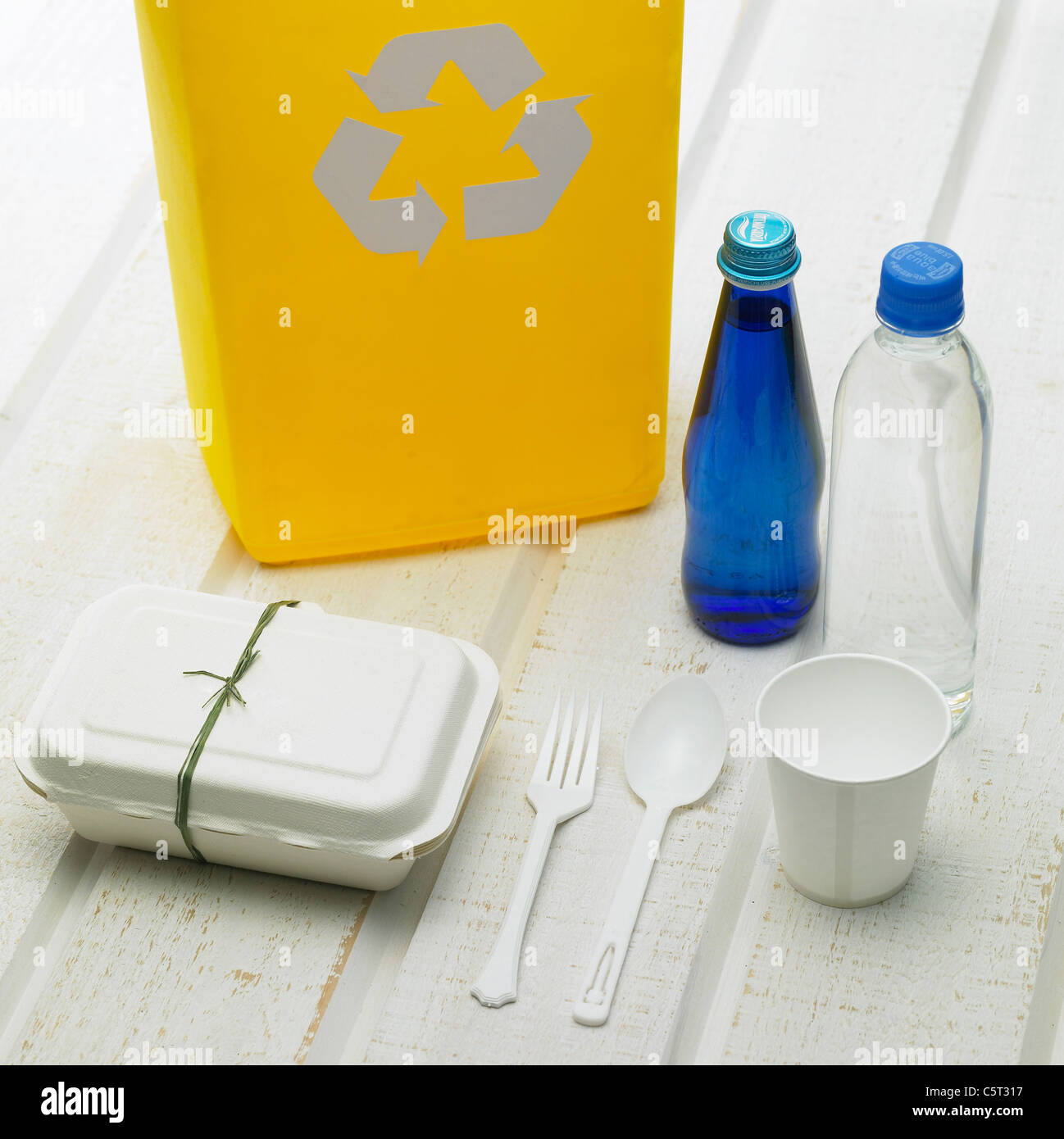 Bac de recyclage et d'autres objets sur le plancher Banque D'Images
