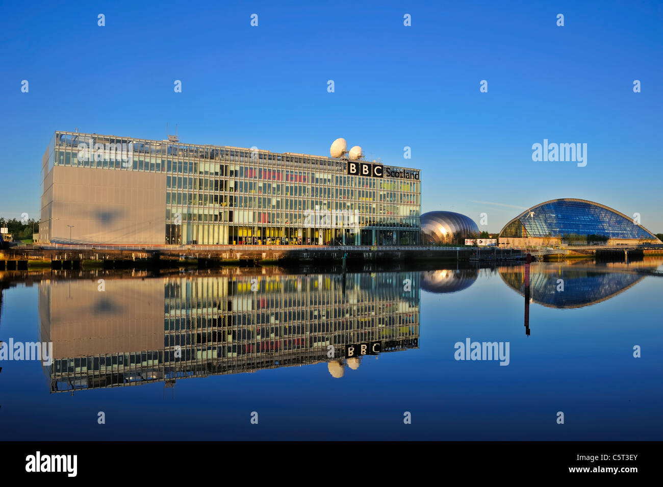 BBC Scotland building à Glasgow avec Glasgow Science Centre et le théâtre IMAX dans l'arrière-plan Banque D'Images