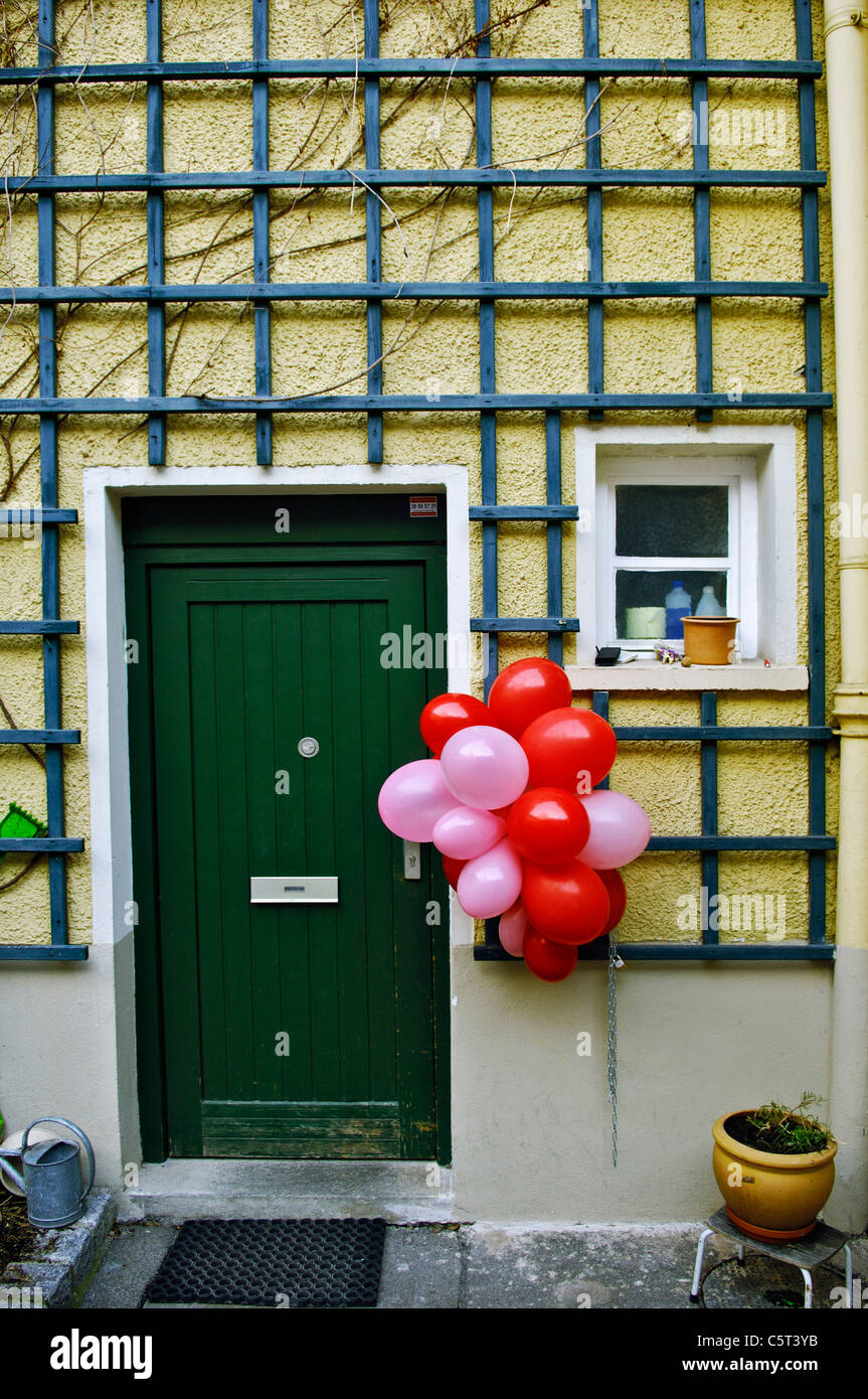 Germany, Bavaria, Munich, noué sur Ballons de treillis en bois Banque D'Images