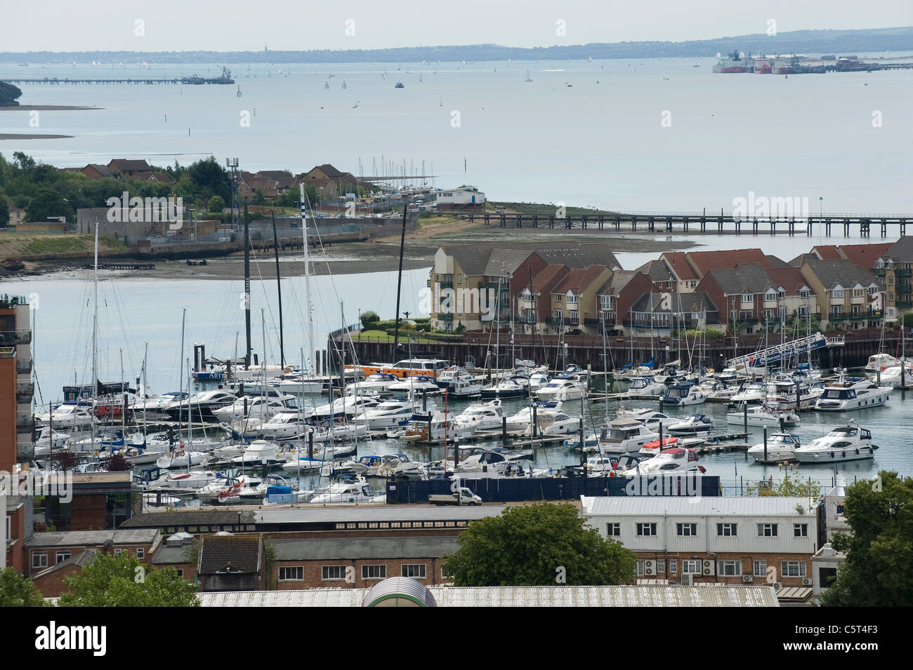 Vue aérienne de la Marina Ocean Village, Southampton, Angleterre, montrant de Southampton Water et le Solent Banque D'Images