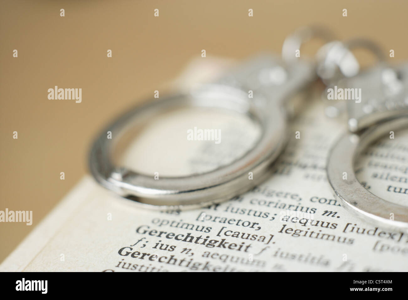 Les menottes contre dictionnaire fond coloré, Close up Banque D'Images
