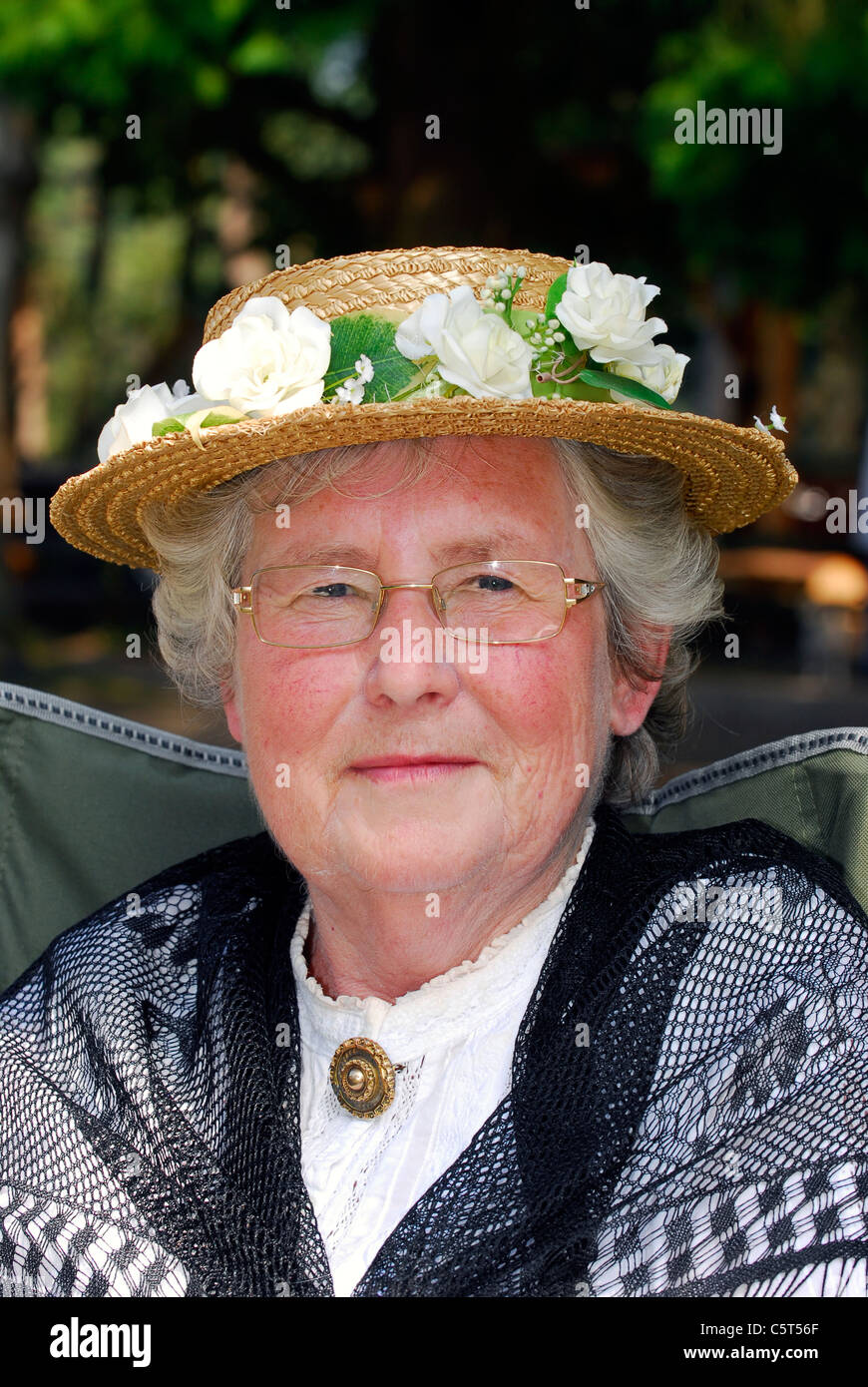 Vieille dame en costume victorien rustique au dimanche, un événement annuel célébrant le mode de vie rural traditionnel Banque D'Images