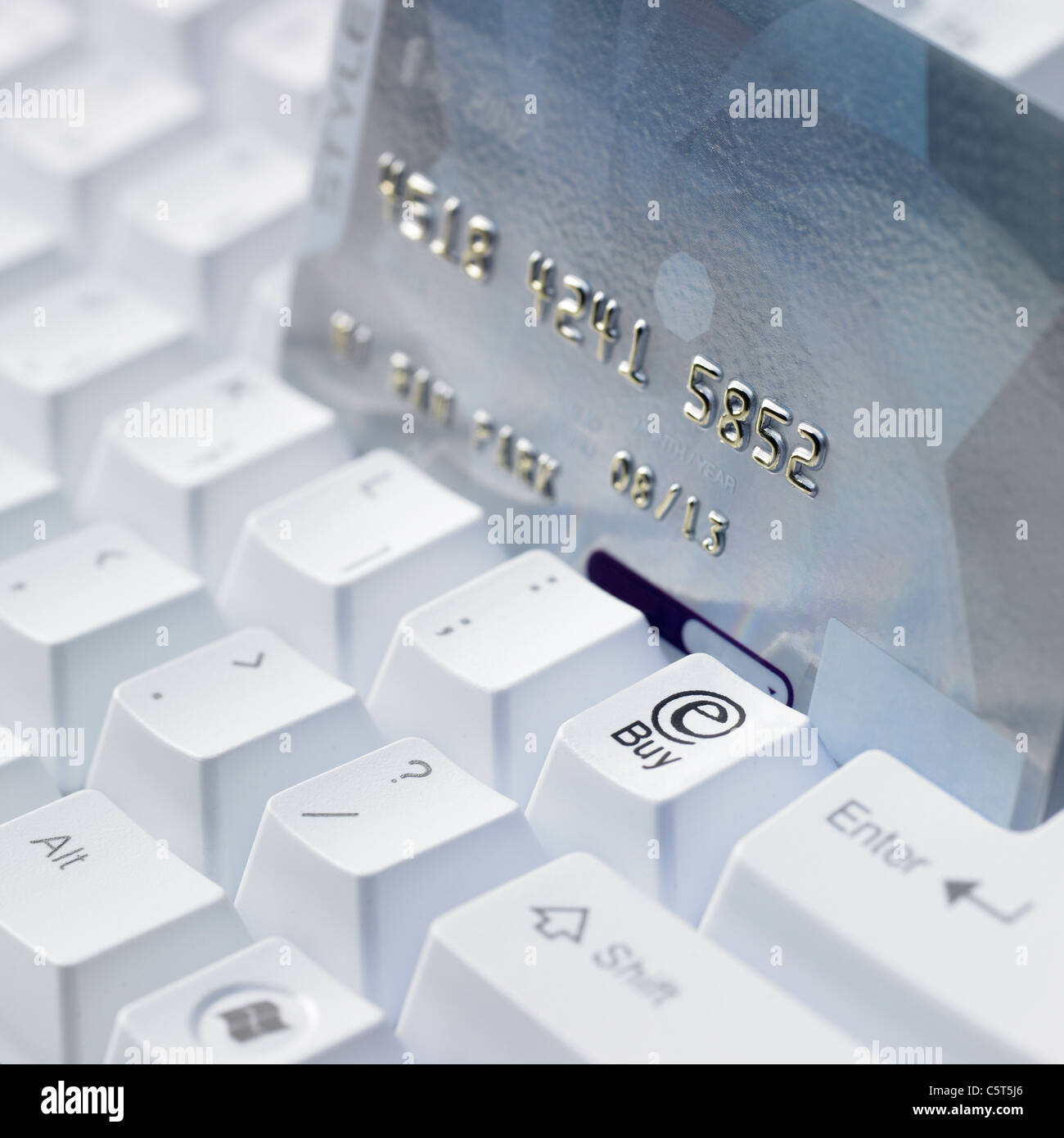 Une carte de crédit sur un clavier Banque D'Images