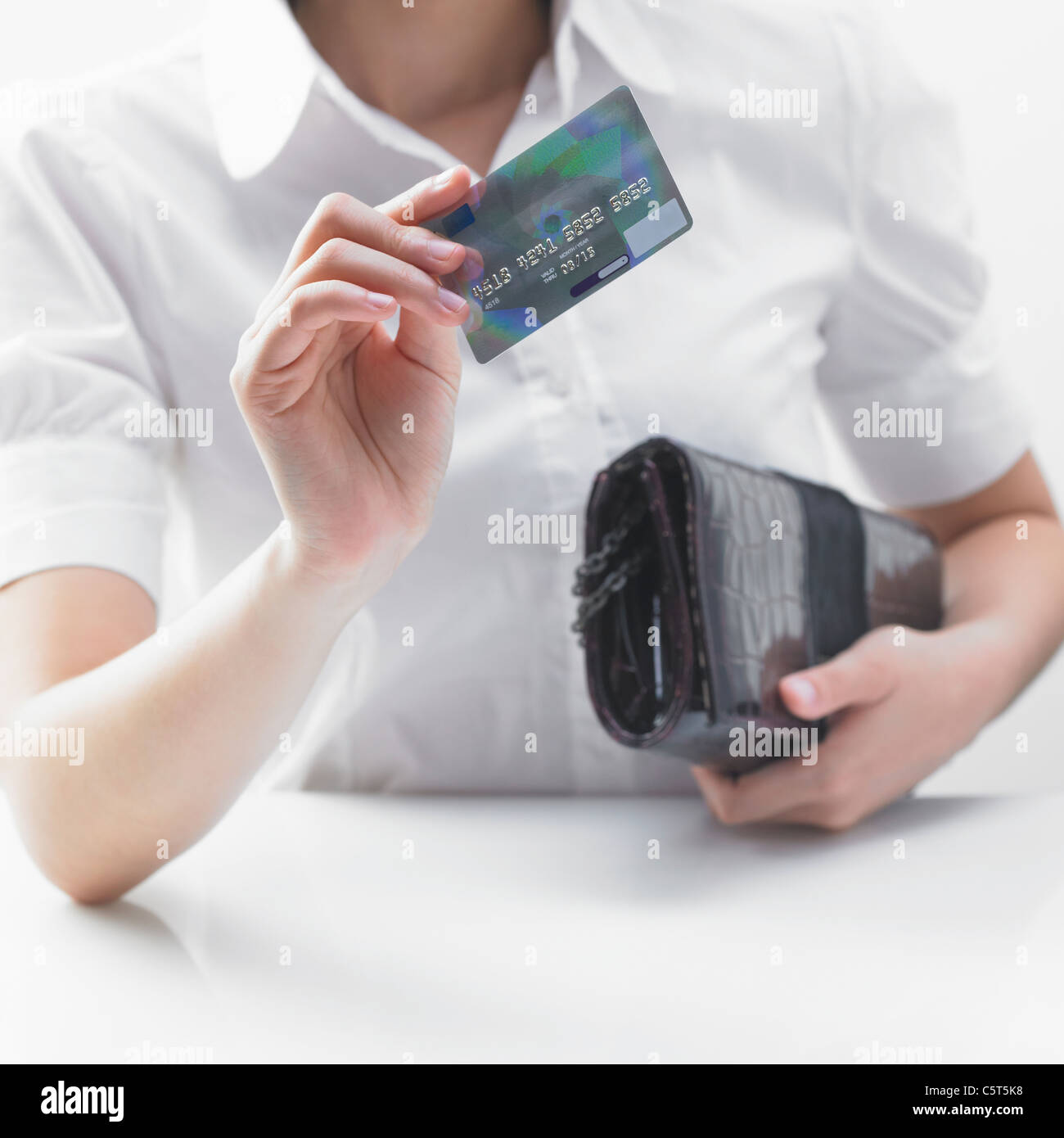 Une personne titulaire d'une carte de crédit et un sac à main Banque D'Images