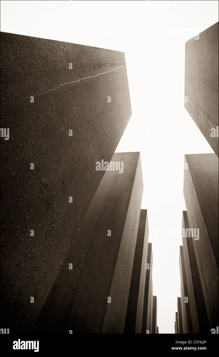 Allemagne, Berlin, Low angle view of Holocaust Memorial Banque D'Images