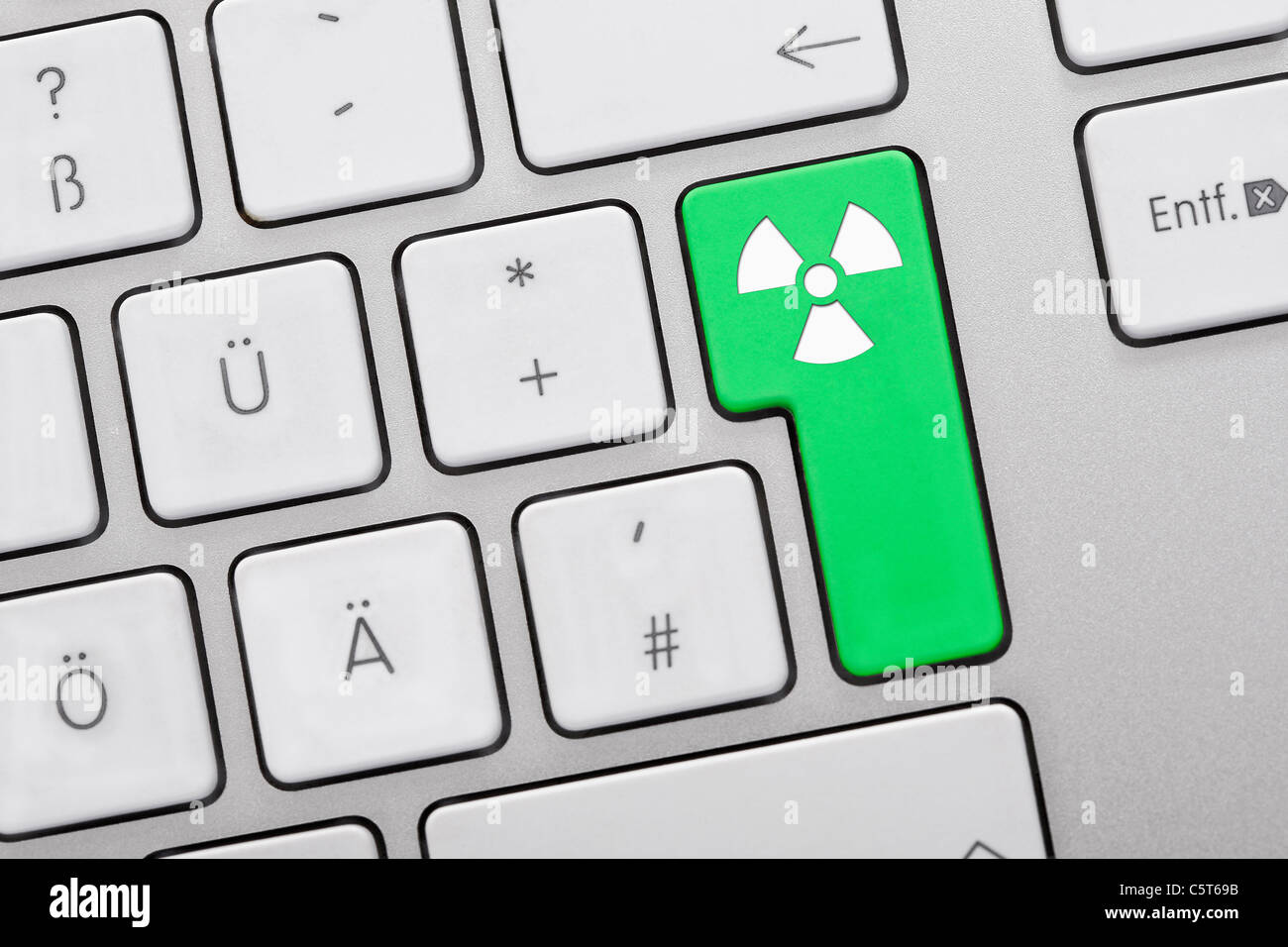 Close up de touches avec atom symbole sur touche verte Banque D'Images