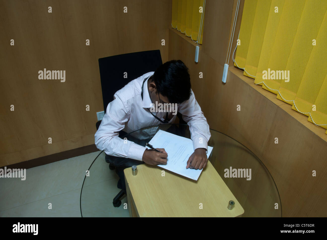 Jeune Indien l'homme au travail dans une cabine Bureau Banque D'Images