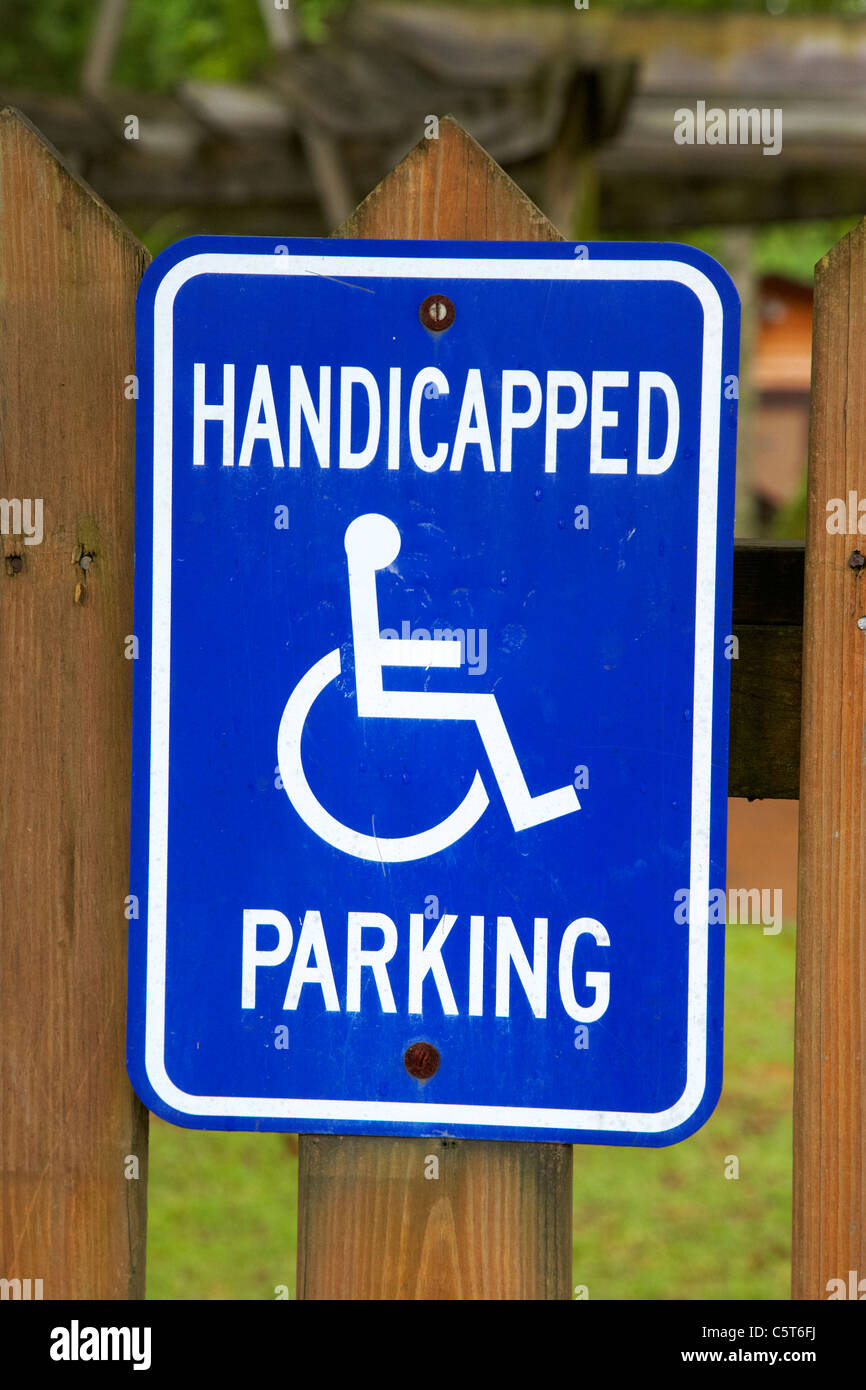 Les places de stationnement pour personnes handicapées signe sur une clôture en bois à hurricane mills tennessee usa Banque D'Images