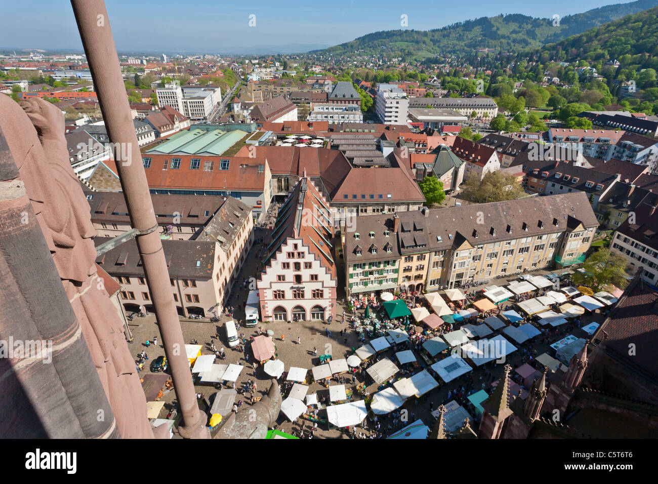 Allemagne, Bade-Wurtemberg, Forêt Noire, Freiburg im Breisgau, vue d'un marché de producteurs au Münsterplatz place with cityscape Banque D'Images