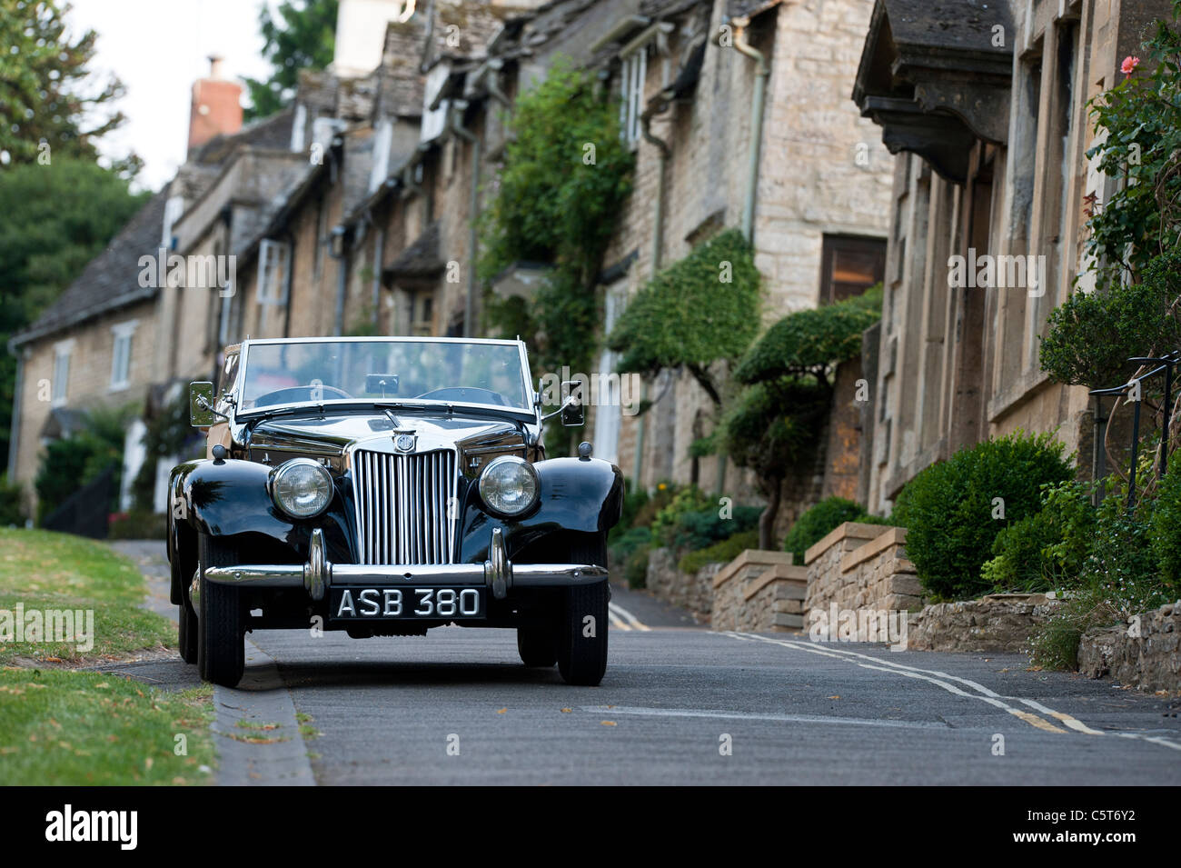 Vintage 1955 MG TF 1500 voiture garée à l'extérieur des maisons dans la ville médiévale de Burford . Arles, France Banque D'Images