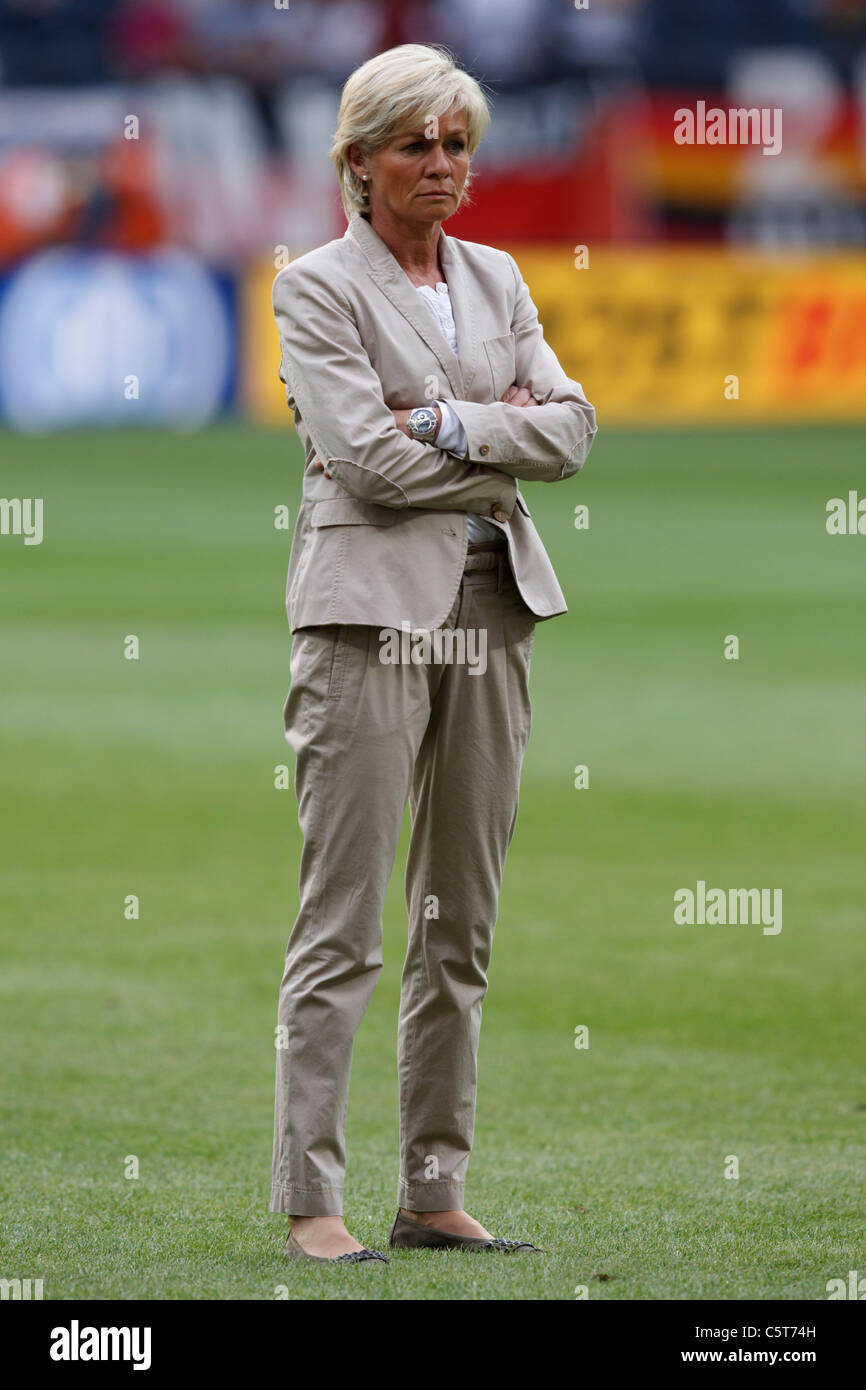 L'entraîneur-chef de l'Allemagne Silvia Neid équipe montres avant d'échauffements un 2011 FIFA Women's World Cup Group d'un match contre le Nigeria. Banque D'Images