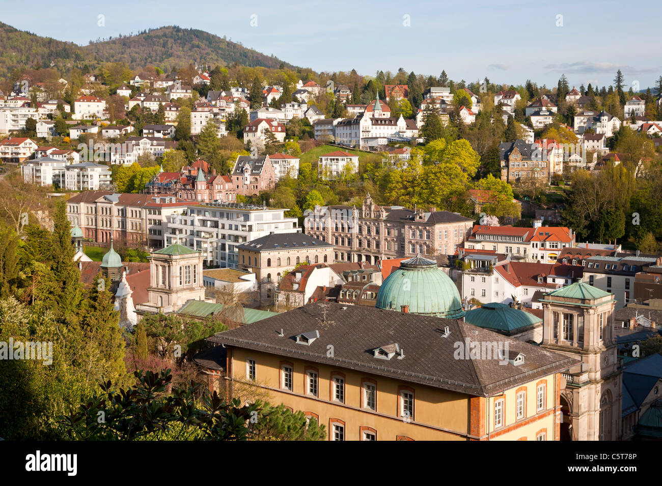 Allemagne, Bade-Wurtemberg, Baden-Baden, Forêt Noire, Vue des Manoirs et Maisons à Cityscape Banque D'Images
