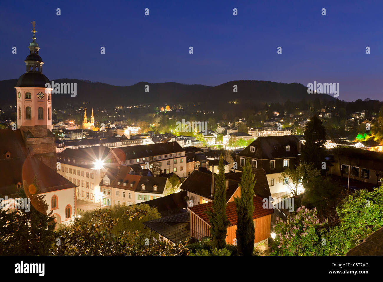 Allemagne, Bade-Wurtemberg, Baden-Baden, Forêt Noire, vue de l'église collégiale avec cityscape at night Banque D'Images