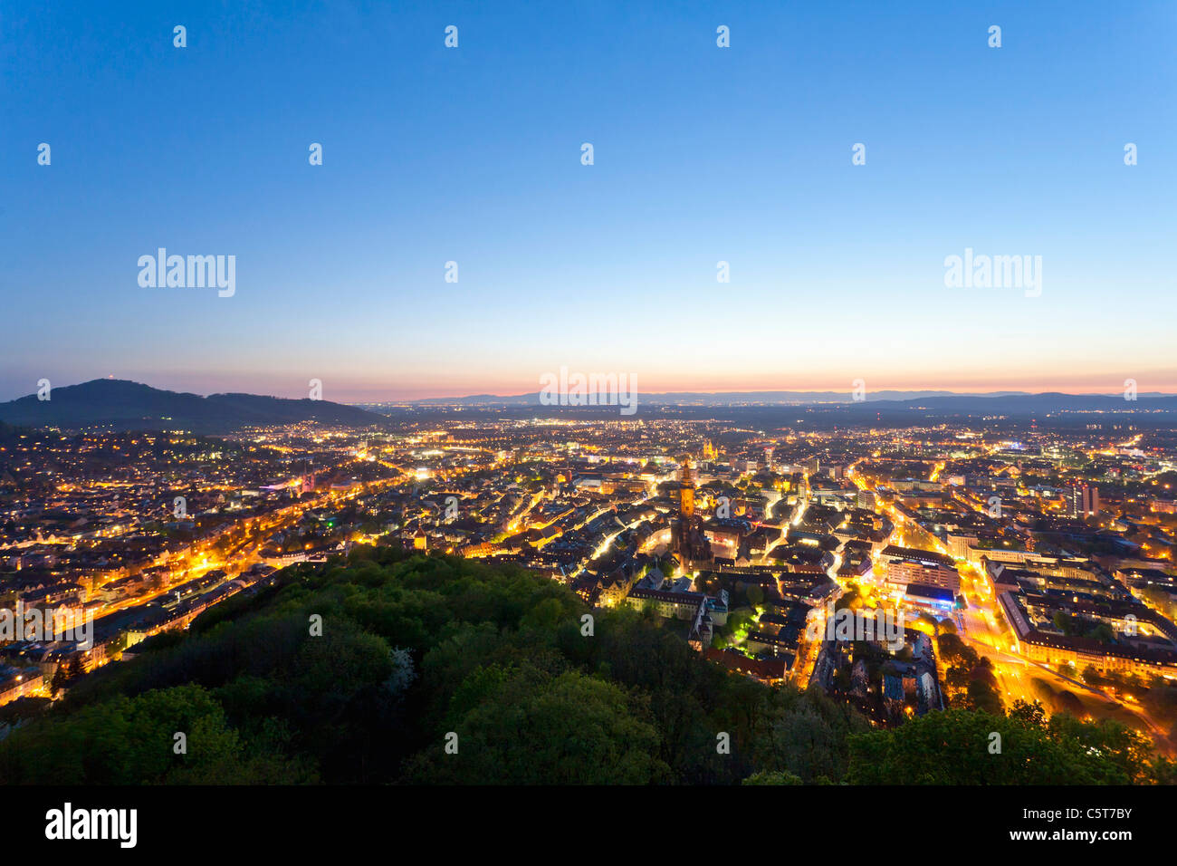 Deutschland, Baden-Wurttemberg, Forêt Noire, Freiburg im Breisgau, vue sur cityscape at Dusk Banque D'Images