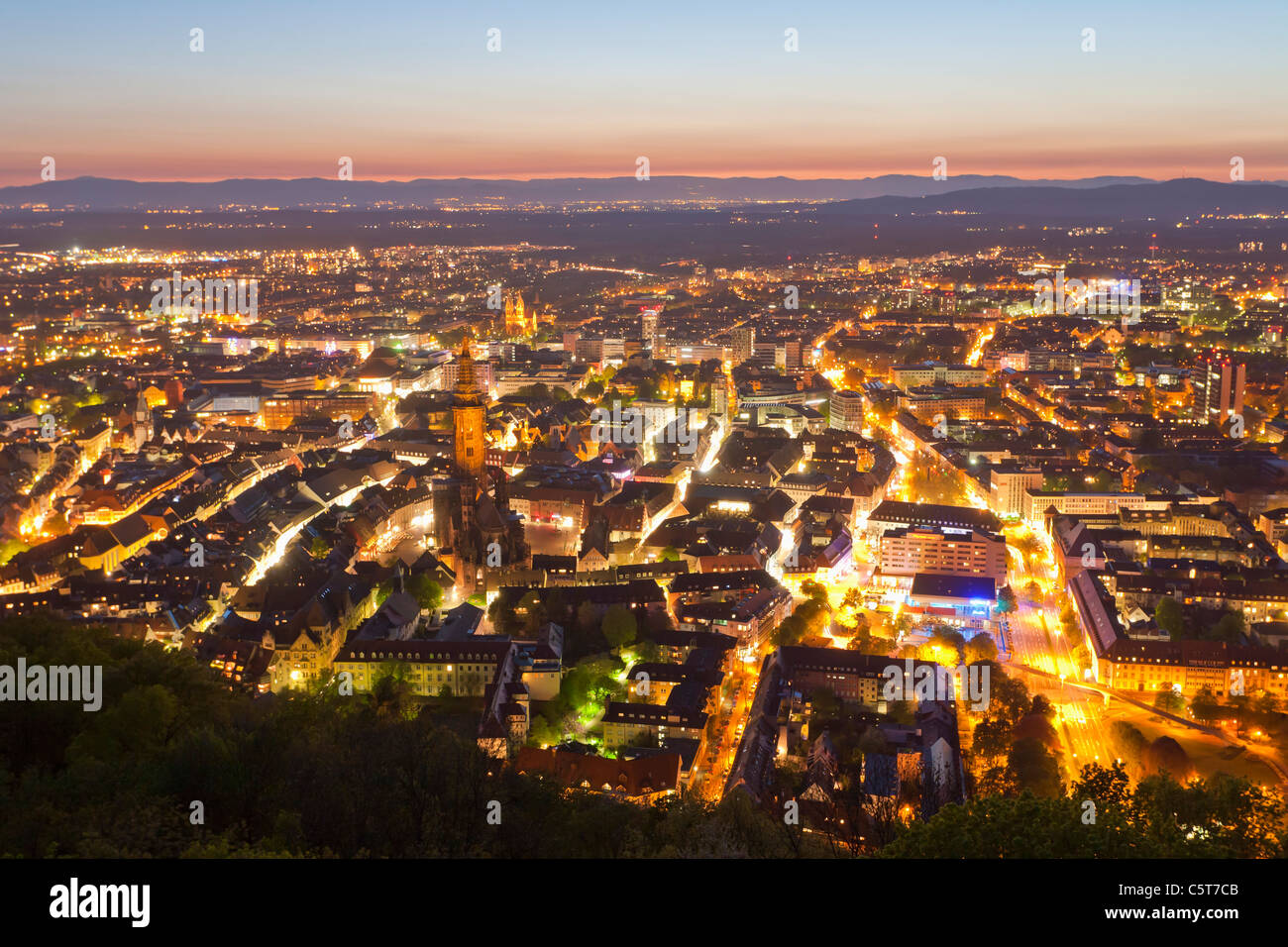 Deutschland, Baden-Wurttemberg, Forêt Noire, Freiburg im Breisgau, vue sur cityscape at Dusk Banque D'Images