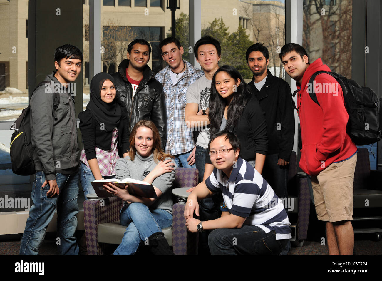 Groupe diversifié d'étudiants et à la caméra en souriant Banque D'Images