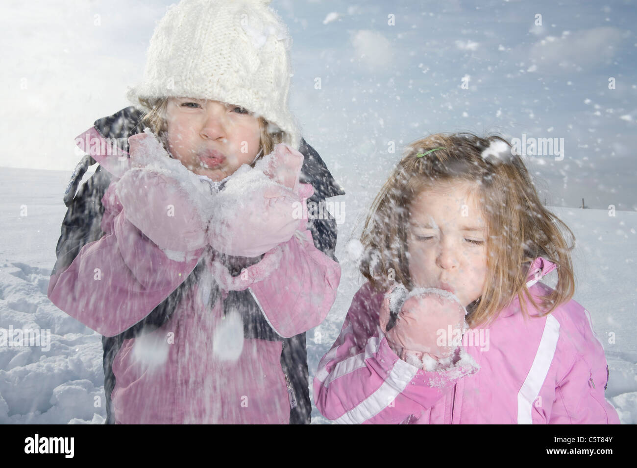Germany, Bavaria, Munich, deux filles (4-5) (8-9) in snowy Landscape, portrait Banque D'Images
