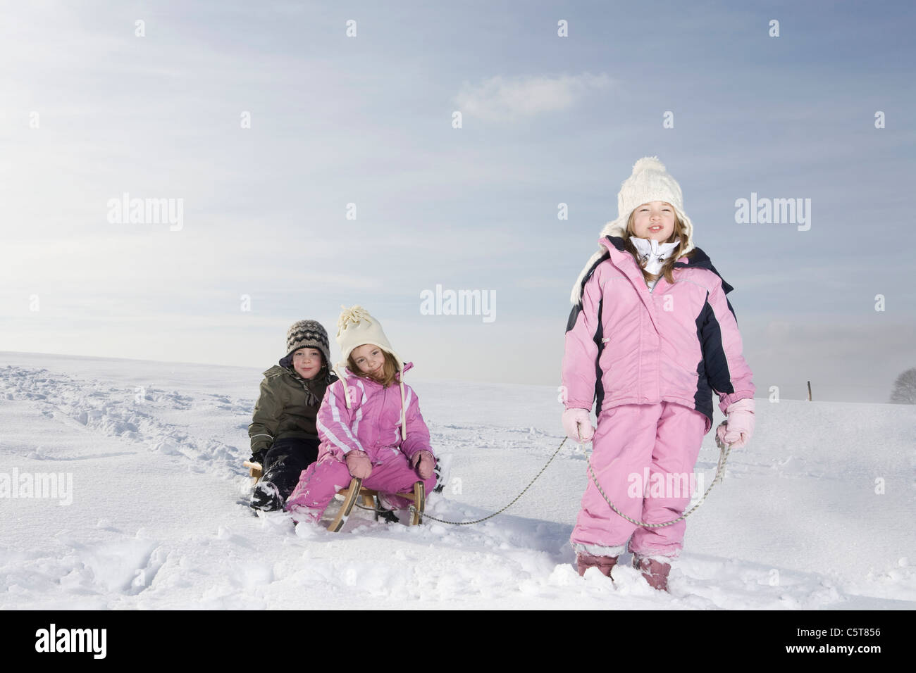 Germany, Bavaria, Munich, Girl (8-9) en tirant le traîneau, portrait Banque D'Images