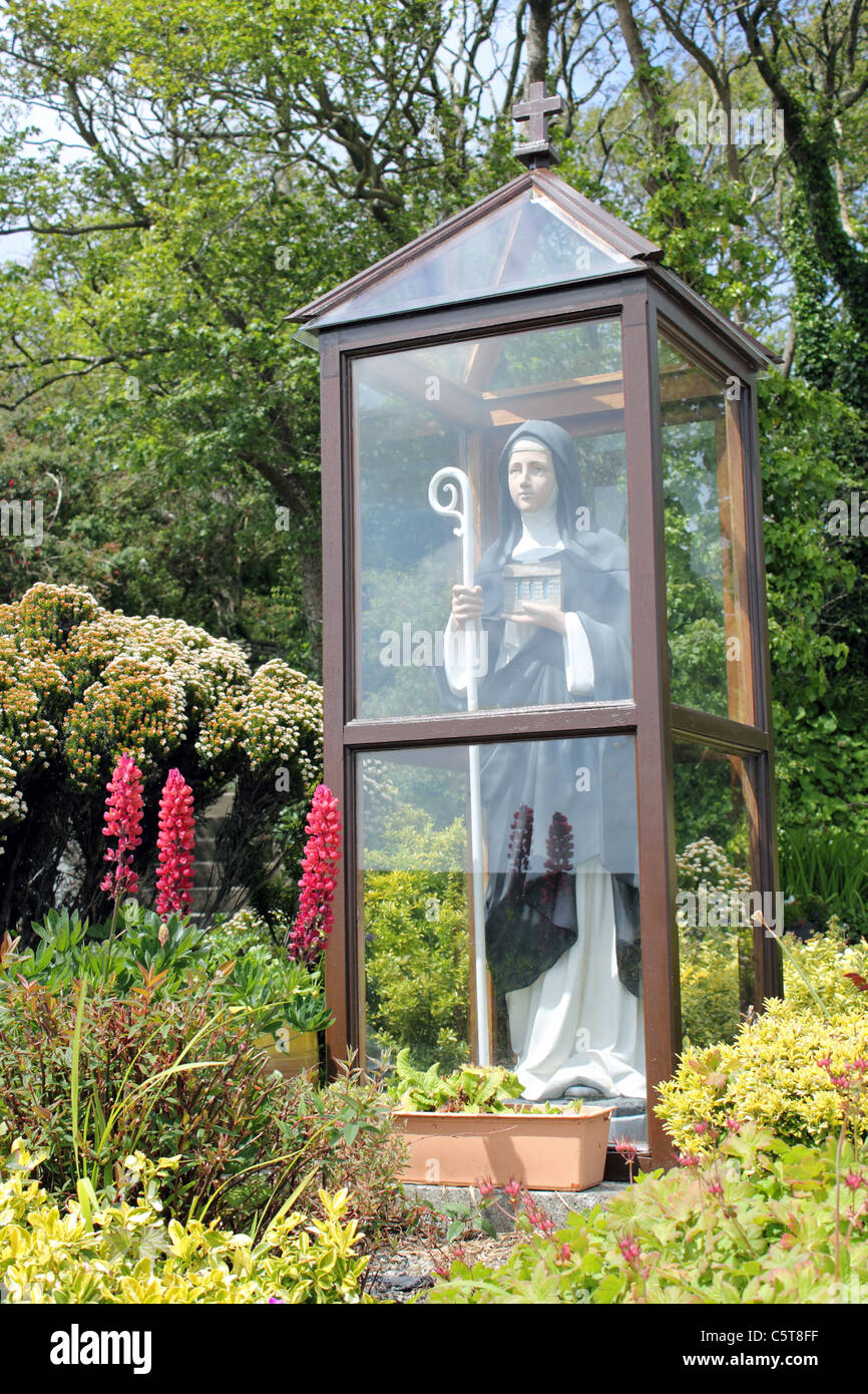 Statue de sainte Brigitte (St Brigid) à l'extérieur de sainte Brigitte (St Brigid's) et bien, Liscannor, dans le comté de Clare, Irlande Banque D'Images