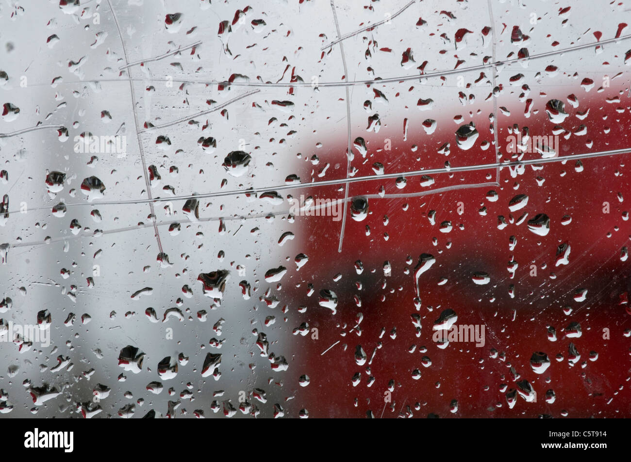 Gouttes de pluie sur la fenêtre, close-up Banque D'Images