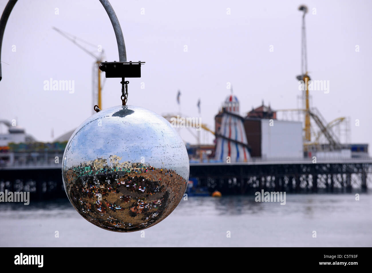 Grande boule argentée réfléchissante accrochée à un bar à côté de la plage de Brighton sur le front UK Banque D'Images