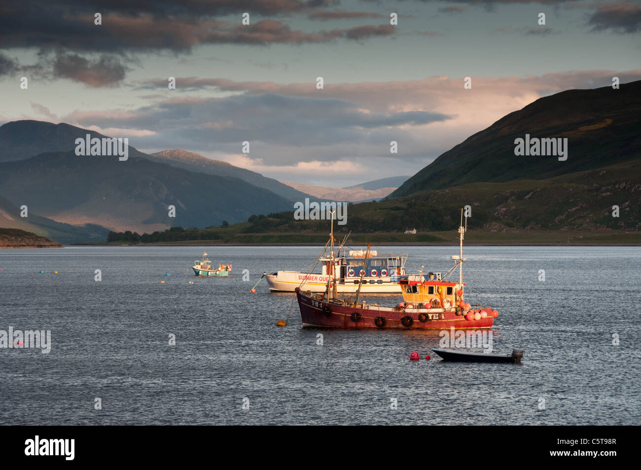 Port d''Ullapool avec bateaux de pêche amarrés Banque D'Images