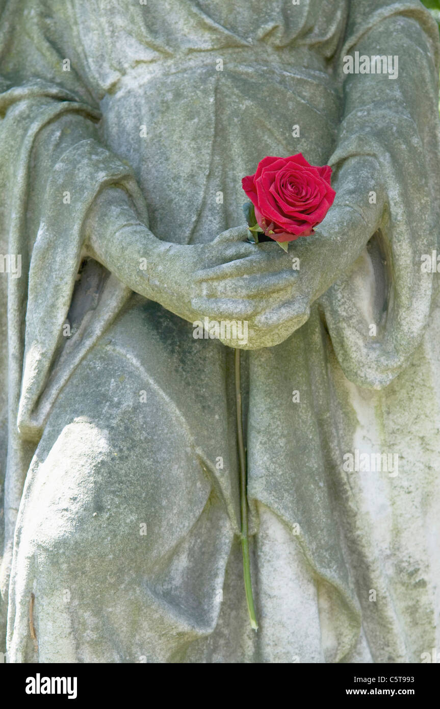 Allemagne, Statue holding flower Banque D'Images