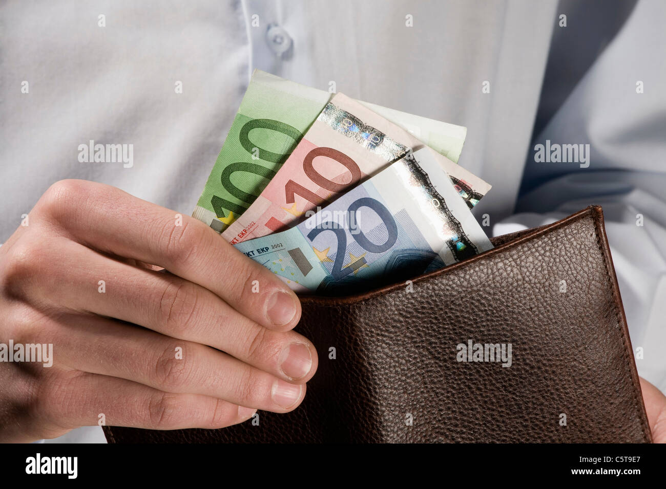 Personne compter les billets en Euro, close-up Banque D'Images