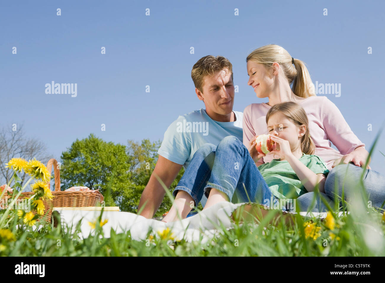 Germany, Bavaria, Munich, Family having picnic, girl (6-7) holding an apple, portrait Banque D'Images