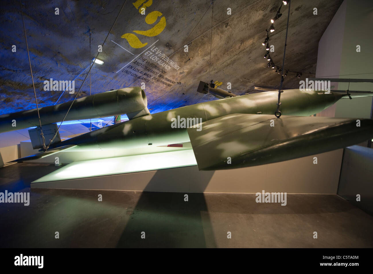 Expositions à l'intérieur du dôme de béton de la Coupole bunker musée ...