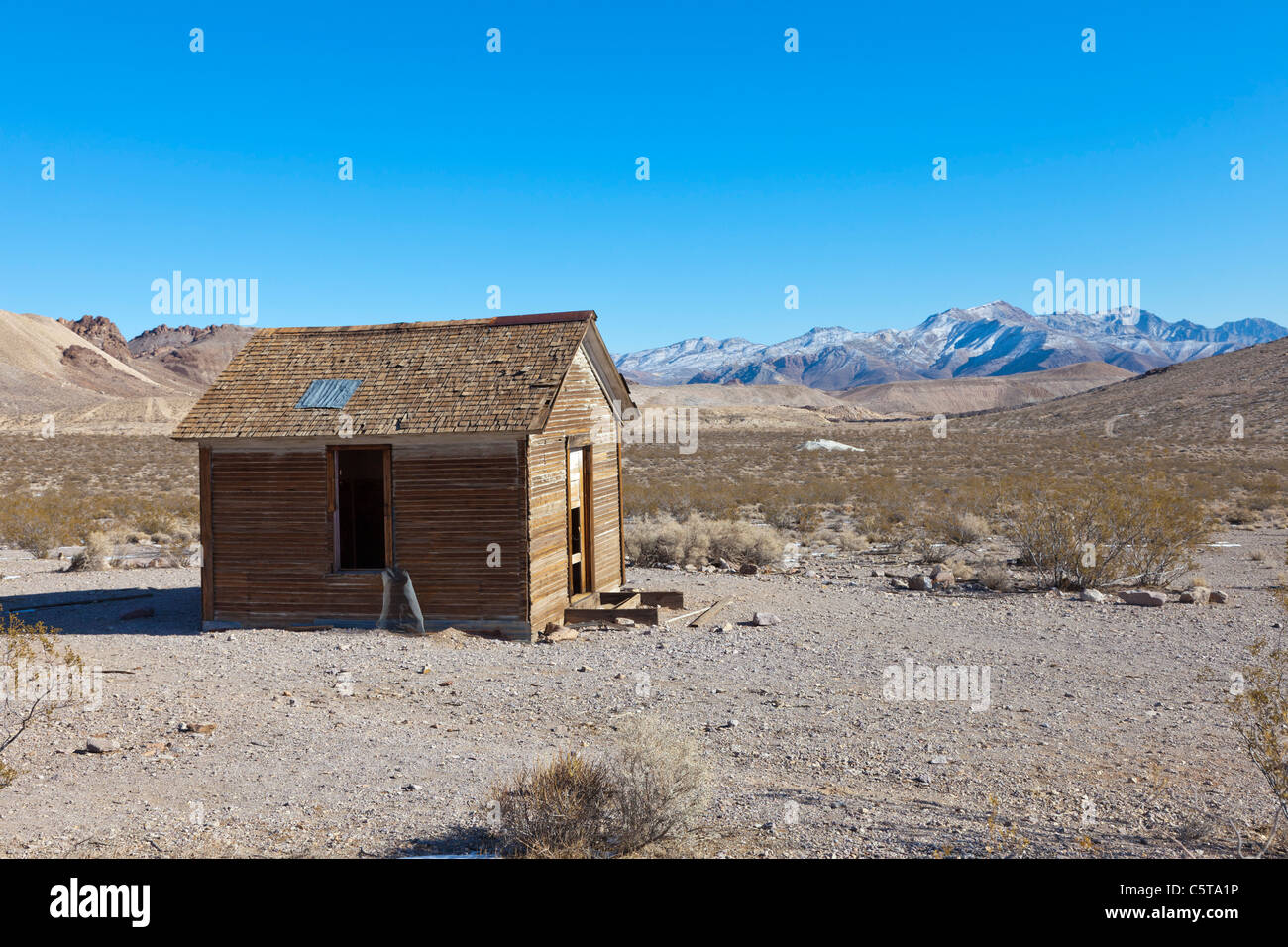 Bâtiment abandonné dans la ville fantôme de Rhyolite NEVADA USA avec vue sur la vallée Banque D'Images