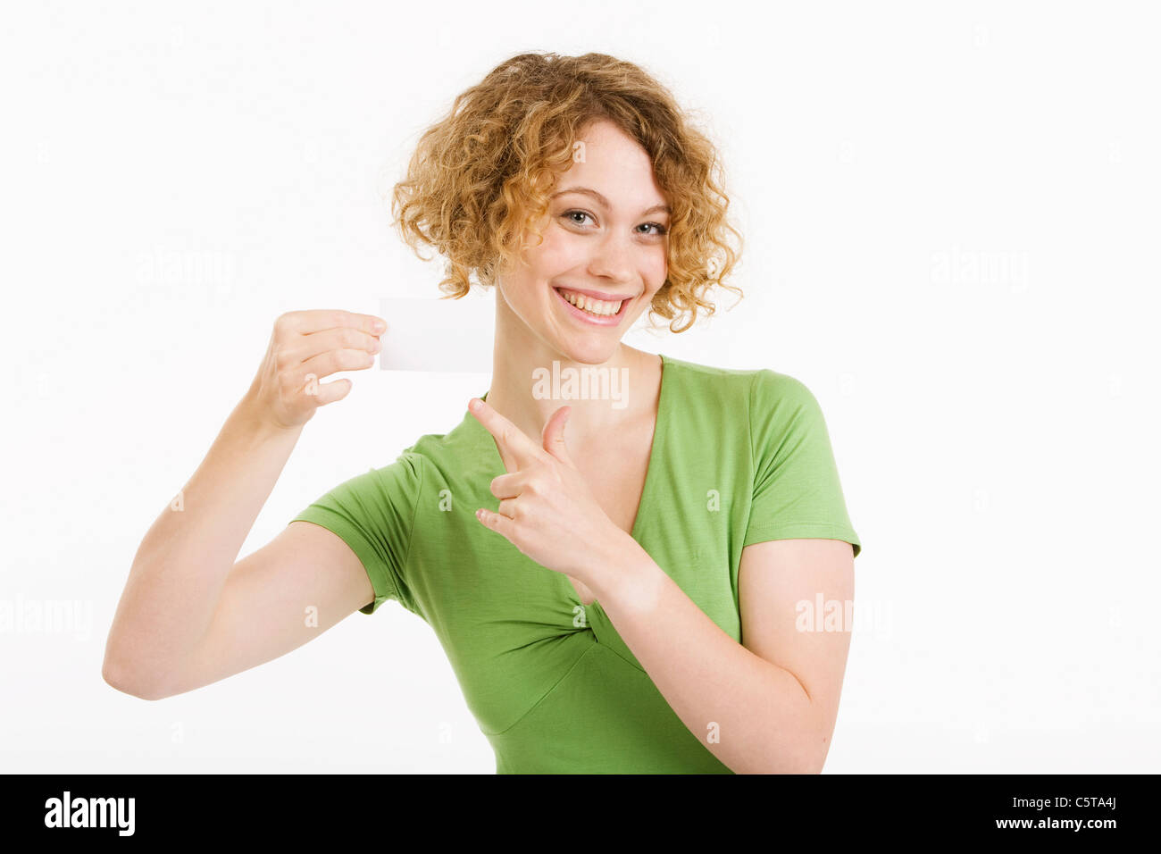 Young woman holding Up carte vierge, portrait Banque D'Images