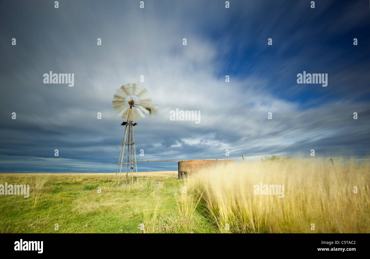 Une longue exposition de droit de moulin sur le terrain avec le mouvement dans les nuages Banque D'Images