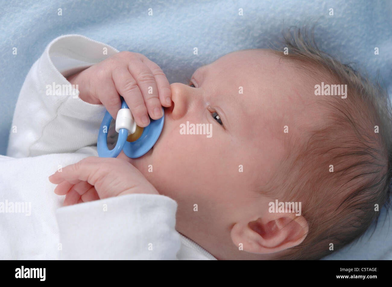 Germany, Bavaria, Munich, Baby Boy (3 semaines), sucette dans la bouche, Close up Banque D'Images