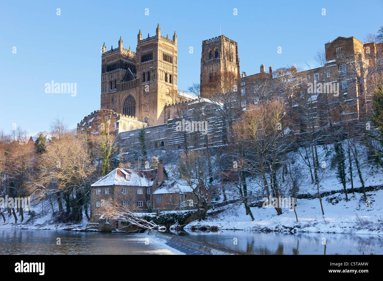 Cathédrale de Durham dans la neige de l'hiver England UK Banque D'Images