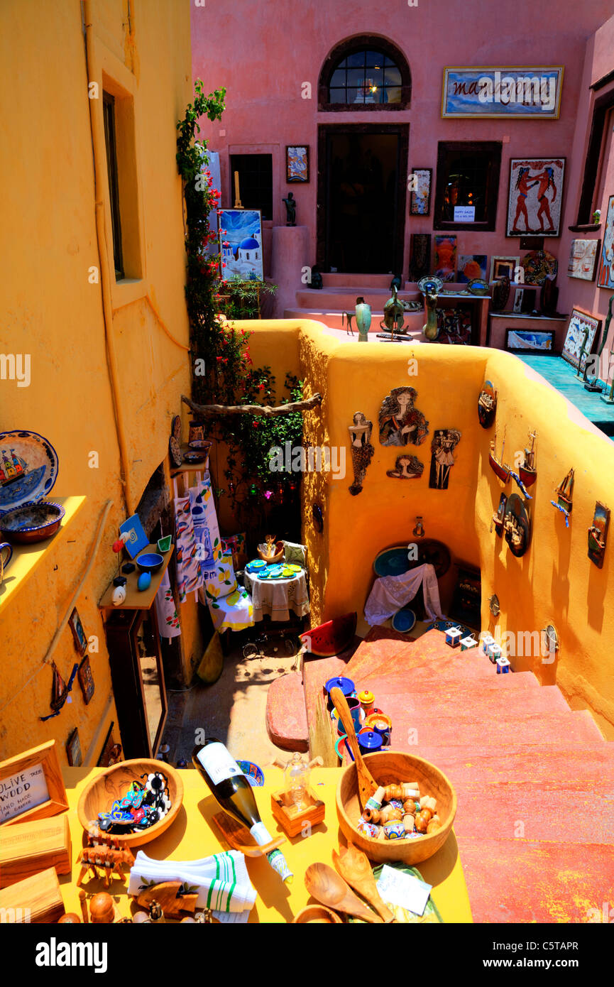 Santorin, île grecque, Cyclades, Grèce, devantures colorées à Oia, La, colorful articles à vendre Banque D'Images